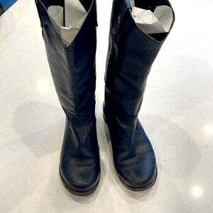 Type Z 100 percent leather boots size 7, Super soft, leather soles midcalf.